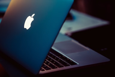 ​Refurbished MacBook Pro 2020 (13 Inch, Core i5, 16GB, 1TB RAM)